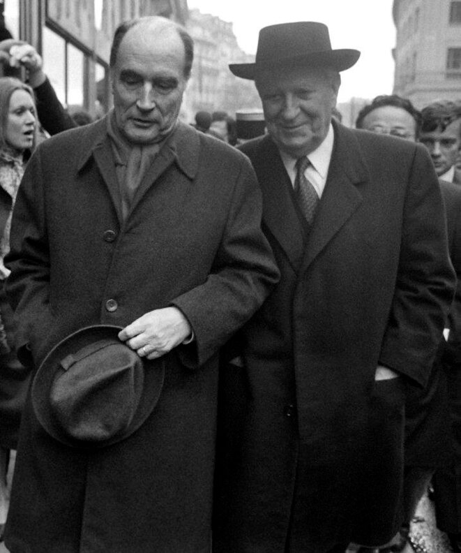 Paris, 21 janvier 1982, François Mitterrand en compagnie de Gaston Deferre, ministre de l’Intérieur chargé de la Décentralisatio © AFP Paris, 21 janvier 1982, François Mitterrand en compagnie de Gaston Deferre, ministre de l’Intérieur chargé de la Décentralisatio © AFP